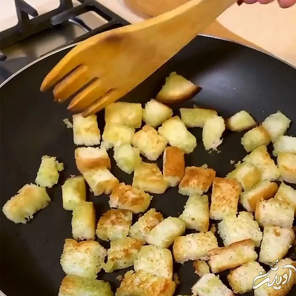 طرز تهیه سالاد سزار با مرغ سوخاری رستورانی